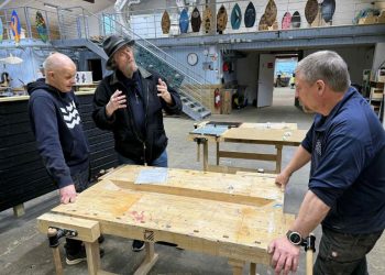 Henrik Woodpek i snak med Flemming og Gunnar på værkstedet hos Nordsøen Fri Fagskole. Foto: Niels Skipper.