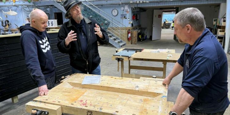 Henrik Woodpek i snak med Flemming og Gunnar på værkstedet hos Nordsøen Fri Fagskole. Foto: Niels Skipper.