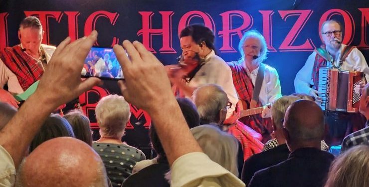 Publikum i Snestrup Have i Odense var begejstret for Celtic Horizon Band. Privatfoto