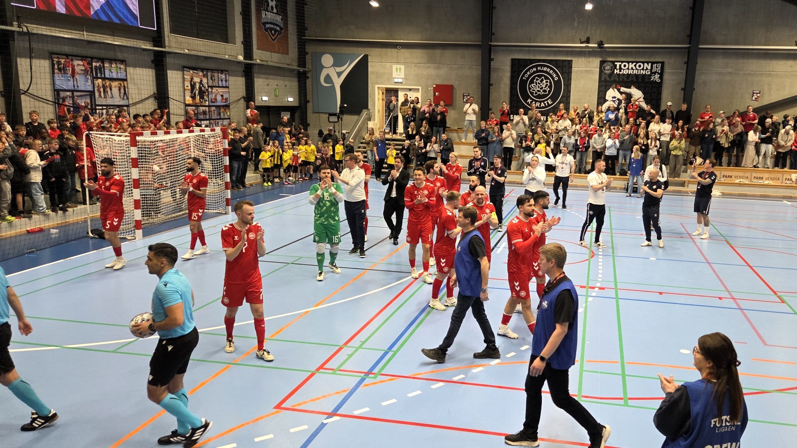 De danske futsalspillere, takker for den fine opbakning i Park Vendia Hallen. Foto: Jesper Kjærgaard