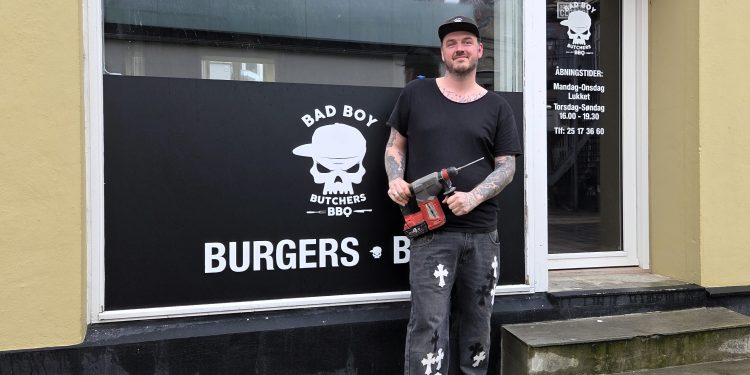 Indehaver Mikkel Dahlberg Toft Lunde, der blev fanget midt i klargøringen af den nye butik i Hjørring. Foto: Jesper Kjærgaard