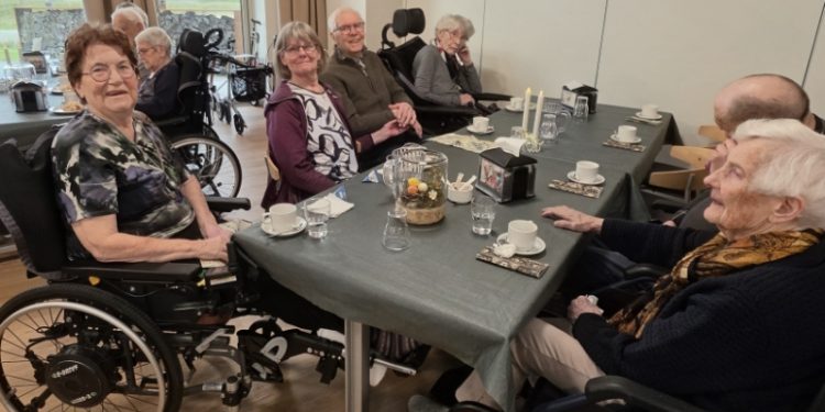 Både beboere og gæster havde en dejlig eftermiddag i selskab med Tårs-Lendum Harmonikaklub.