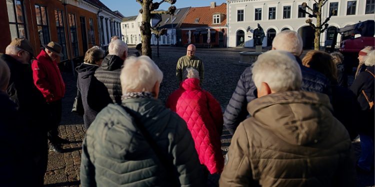 Formidlingschef Jens-Christian Hansen byder velkommen til den traditionsrige byvandring Store Bededagsaften.