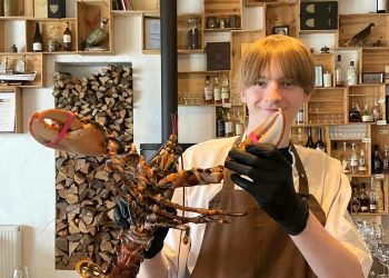 Eleven Rasmus med en flot hummer hos Restaurant Abstrakt. Foto: Privat.