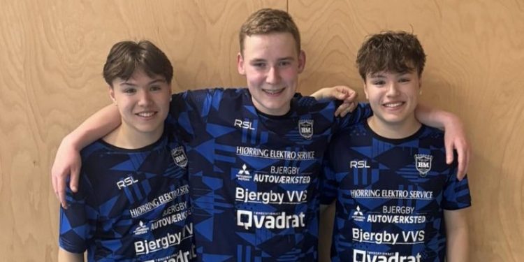 Kristoffer Helenius Thomsen flankeret af Mikkel Dalin og Malthe Dalin. Foto: BMI.