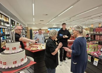 Uddeler Jacob Holm og medlemsrådet diskede op med kaffe og lagkage i Bindslev. Foto: Brugsen.