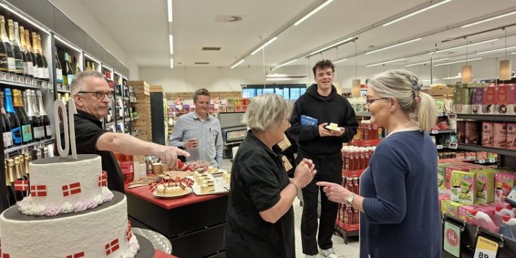 Uddeler Jacob Holm og medlemsrådet diskede op med kaffe og lagkage i Bindslev. Foto: Brugsen.