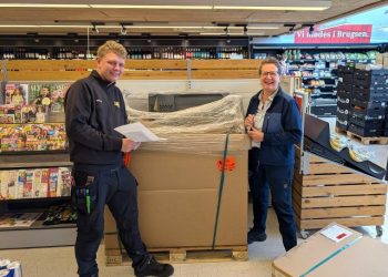 Uddeler Bente Meibom er inden over arbejdet med den ny teknologi i Tornby. Foto: Brugsen.