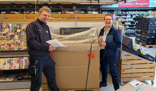 Uddeler Bente Meibom er inden over arbejdet med den ny teknologi i Tornby. Foto: Brugsen.