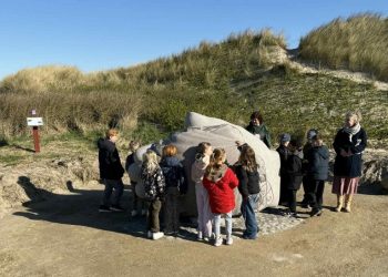 Lail Westergaards store granitskulptur vakte i dén grad børnenes nysgerrighed på pladsen ovenfor Husmoderstranden. Foto: Niels Skipper.