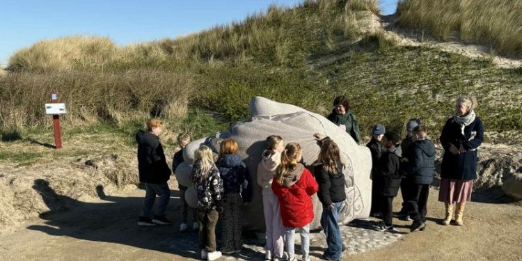 Lail Westergaards store granitskulptur vakte i dén grad børnenes nysgerrighed på pladsen ovenfor Husmoderstranden. Foto: Niels Skipper.