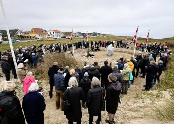 Masser lokale og gæster udenbys fra deltog i afsløringerne i Hirtshals. Foto: Niels Skipper.