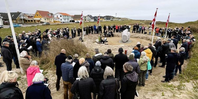 Masser lokale og gæster udenbys fra deltog i afsløringerne i Hirtshals. Foto: Niels Skipper.