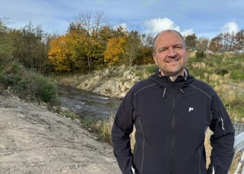 Halinspektør og byrådsmedlem Christian Engen fra Venstre stående ved Uggerby Å vest for Bindslev. Foto: Privat.