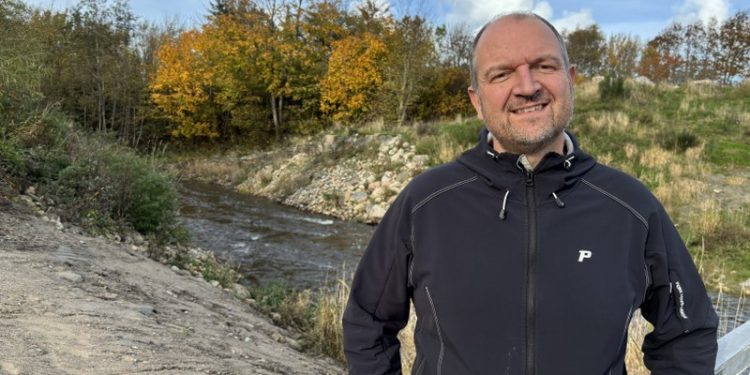 Halinspektør og byrådsmedlem Christian Engen fra Venstre stående ved Uggerby Å vest for Bindslev. Foto: Privat.