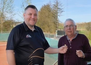 På vegne af Jyllands Tennis Union tildeler Johan Kejser Fortjenstnålen til Arne Vestergaard.