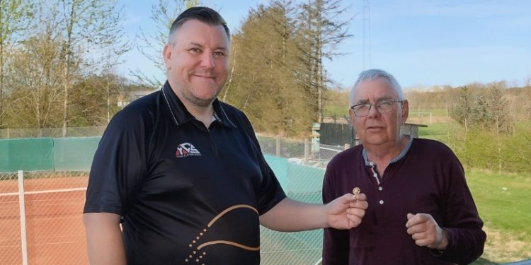 På vegne af Jyllands Tennis Union tildeler Johan Kejser Fortjenstnålen til Arne Vestergaard.