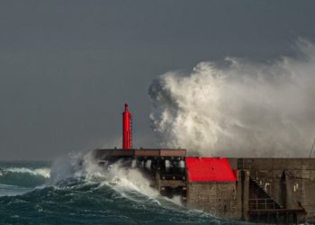 Stormen Dave gik påskesøndag i land også ved Hirtshals Havn. Foto: Arturs Pirazkov.