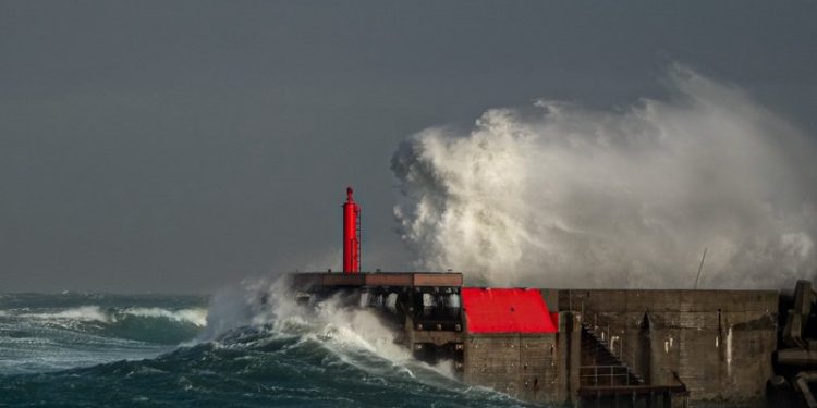 Stormen Dave gik påskesøndag i land også ved Hirtshals Havn. Foto: Arturs Pirazkov.