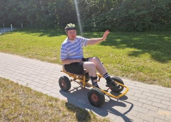Dennis under et besøg af Mette og Frank Brath. Foto: Privat.