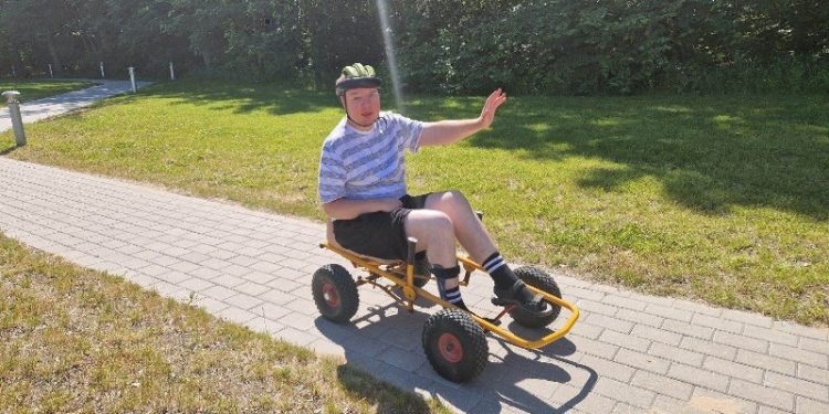 Dennis under et besøg af Mette og Frank Brath. Foto: Privat.