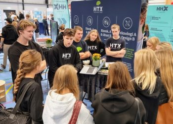 HTX-elever fortæller om deres uddannelse til folkeskole-elever på uddannelsesmesse i Hjørring. Foto: EUC Nord.