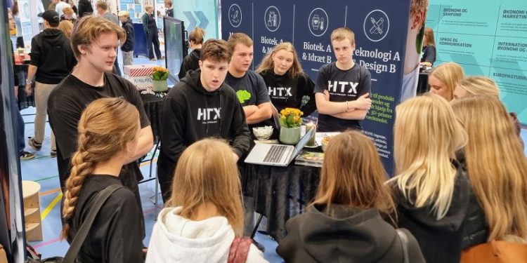 HTX-elever fortæller om deres uddannelse til folkeskole-elever på uddannelsesmesse i Hjørring. Foto: EUC Nord.
