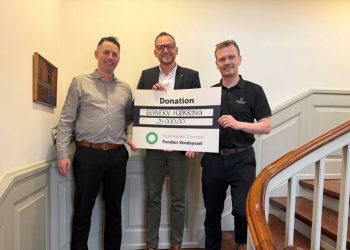 Casper Nissen og Oliver Karlborg fra Sparekassen Danmark flankere her direktør Michael Vendelbo fra Erhverv Hjørring. Foto: Privat.