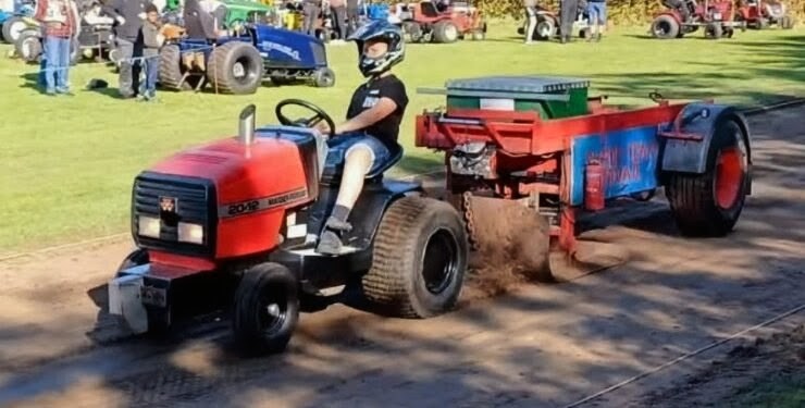 Slædeteam Dybvad sørger for action og spænding, når der afholdes havetraktortræk på pladsen. Privatfoto.