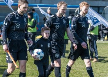 Malthe flankeret af dommertrioen på Nord Energi Arena. Foto: Vendsyssel FF.