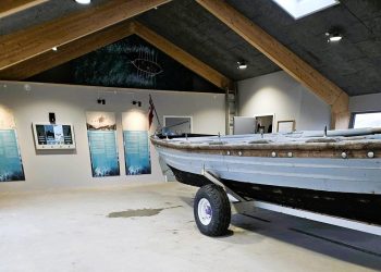 Den gamle fladbåd i den smukke, nye bådhal ved Tornby Strand. Foto: Tornby Bjergelav.