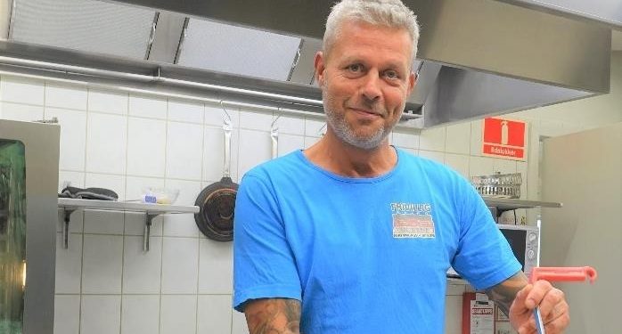Frivillig i Forsamlingsbygningen. Foto: Gurli Kirkedal.