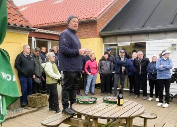 Formand Fridi Magnusen foran klubhuset i Kjul. Foto: Finn Carlo Frederiksen.