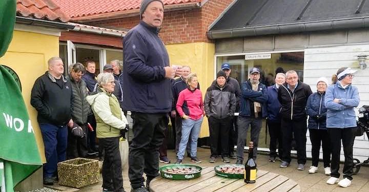 Formand Fridi Magnusen foran klubhuset i Kjul. Foto: Finn Carlo Frederiksen.