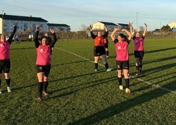 Jubel i solnedgangslys på Stadion i Hirtshals. Foto: HB.