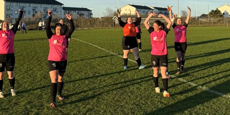 Jubel i solnedgangslys på Stadion i Hirtshals. Foto: HB.