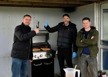 Den ny grill indvies med stores smil i Tyrs Biks ved Schlie Arena. Foto: HB.