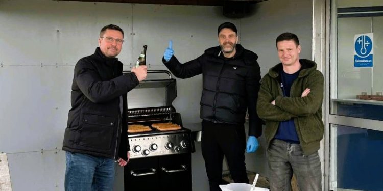 Den ny grill indvies med stores smil i Tyrs Biks ved Schlie Arena. Foto: HB.