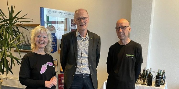 Jens Kjærsgaard Nielsen fra Rotary i Hirtshals ses her i midten hos headspace Hjørring. Foto: Privat.