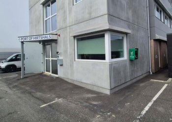 Hjertestarterens placering ved havnekontoret for enden af Norgeskajen. Foto: Hirtshals Havn.