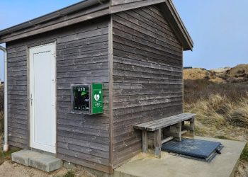 Hjertestarteren sidder på siden af skuret overfor Købmand Munch ved Tornby Strand. Foto: Tornby Turistforening.