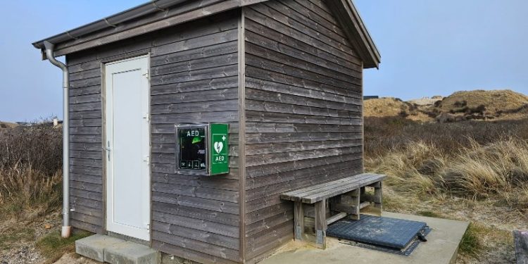 Hjertestarteren sidder på siden af skuret overfor Købmand Munch ved Tornby Strand. Foto: Tornby Turistforening.