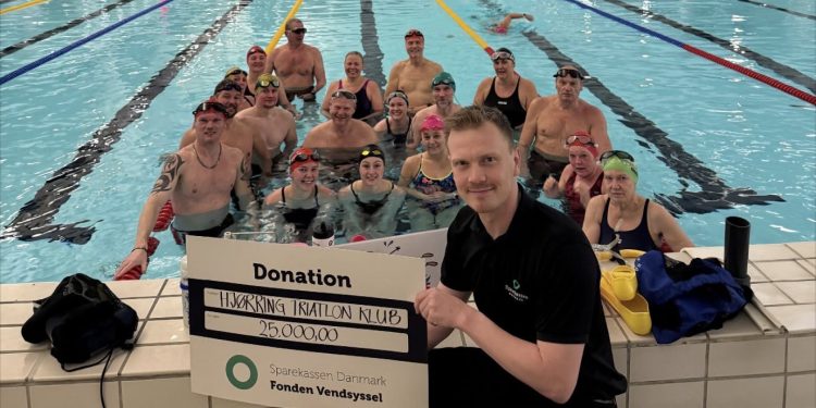 Oliver Hjorth Karlborg, direktør i Sparekassen Danmarks afdeling i Hjørring, deltog ved overrækkelsen af donationen i svømmehallen. Foto: Sparekassen Danmark Fonden Vendsyssel.