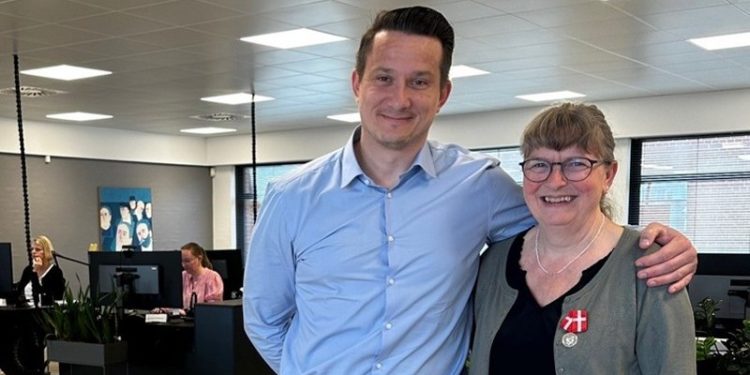 Lokalbankchef Kim Guldborg Bærentsen og Irene Bjerg. Foto: Spar Nord.
