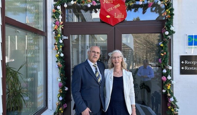 Laila og Jan Jensen foran æresporten på Tannishus. Foto: Privat.