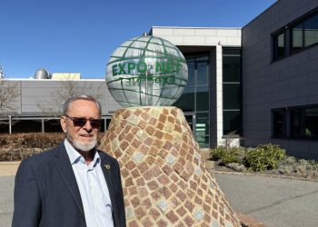 John Klinkby ved den kendte globus, der signalerer, at Expo-Net er over hele verden. Foto: Palle W. Nielsen