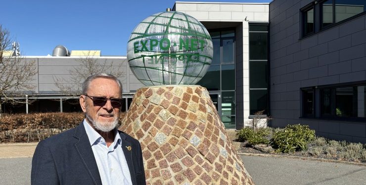 John Klinkby ved den kendte globus, der signalerer, at Expo-Net er over hele verden. Foto: Palle W. Nielsen