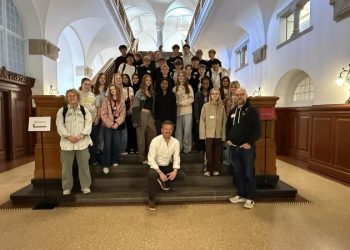 Thomas Klimek (S) og eleverne fra Hjørring på Christiansborg. Foto: Privat.