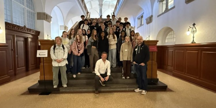 Thomas Klimek (S) og eleverne fra Hjørring på Christiansborg. Foto: Privat.