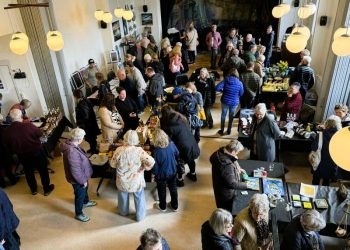 Masser af gæster lagde   alleredefra start skærtorsdag vejen indenom kunsthåndværkermarkedet i Den Svensake Sømandskirke i Hirtshals. Foto: Niels Skipper.